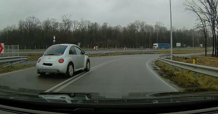 Nierozsądne wyprzedzanie kierowcy volkswagena. Podwójna ciągła i zakręt w prawo