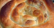 Burek. Chrupiące ciasto listkowe faszerowane serem i ziołami