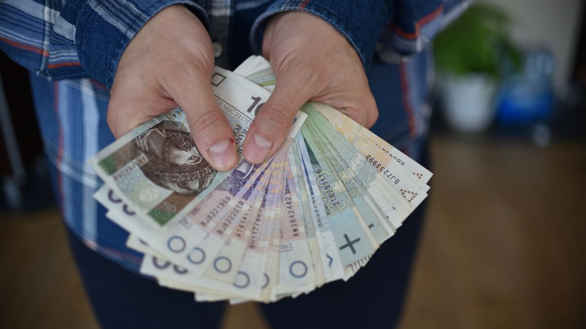 Stock Bart?omiej MagierowskiFot. Bartlomiej Magierowski/EastNews. Wroclaw 31.10.2022. Utrzymujaca sie wysoka inflacja w Polsce. Coraz mniejsza wartosc pieniadza. N/z: mezczyzna trzymajacy gotowke.Bartlomiej Magierowski