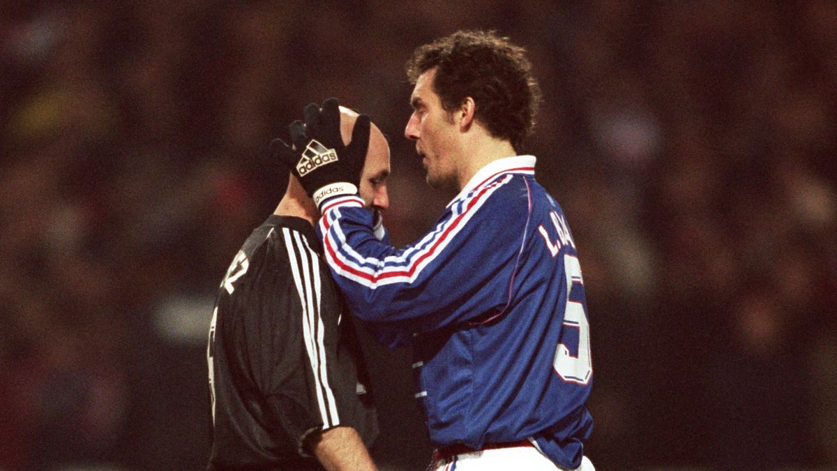 Na zdjęciu Laurent Blanc całujący głowę Fabiena Bartheza