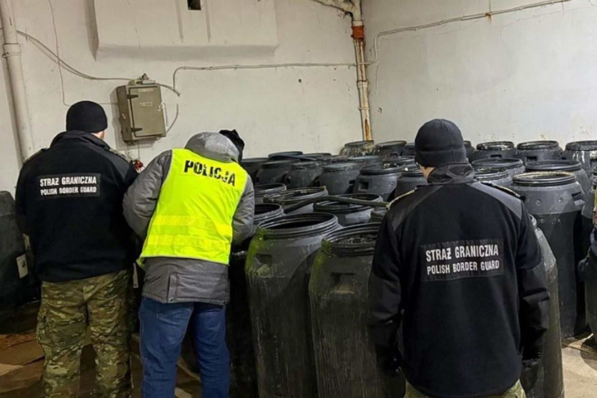 Zlikwidowano bimbrownię w Suwałkach. Przejęto tysiące litrów zacieru