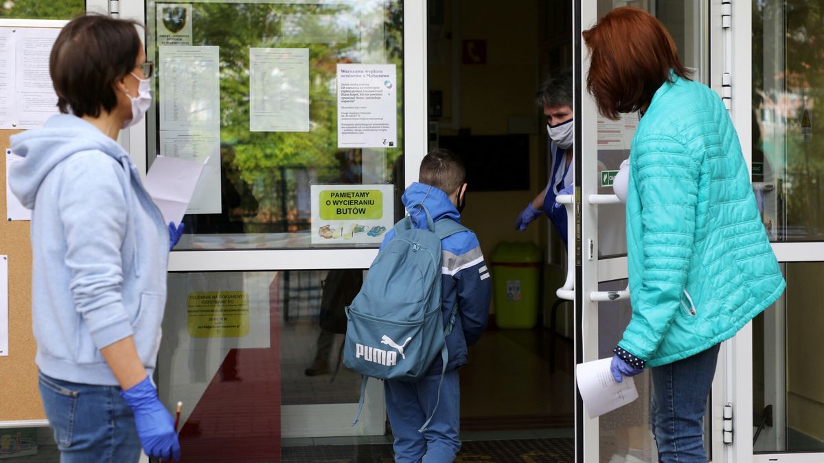 Uczeń wchodzący do szkoły