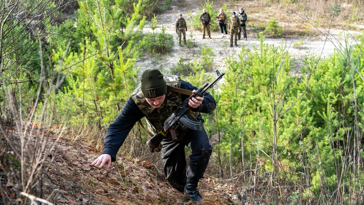 Obwód charkowski, Ukraina, 15.11.2025. Uczestnicy kursu z przygotowania obywateli do narodowego oporu przechodzą kompleksowe szkolenie taktyczno-specjalistyczne, 15 bm. w obwodzie charkowskim. Wśród nich są nauczyciele z placówek oświatowych, pracownicy charkowskich instytucji miejskich oraz działacze społeczni. Szkolenie zawiera elementy medyczne i taktyki zarówno w warunkach miejskich jak i w terenie otwartym. Uczestnicy uczą się m.in. obchodzenia z bronią i środkami wybuchowymi, szturmują i bronią ufortyfikowanych pozycji oraz ćwiczą udzielanie pomocy medycznej. (mr) PAP/Mykola Kalyeniak