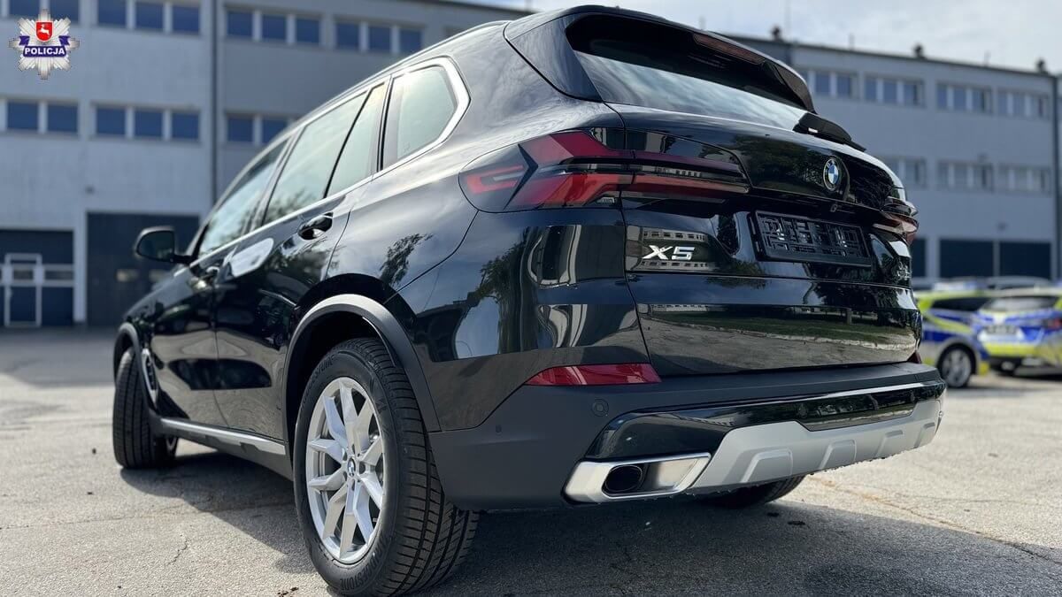 Nieoznakowany radiowóz BMW X5