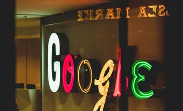 AI zaczyna mówić jak człowiek. Google wprowadza syntezator mowy