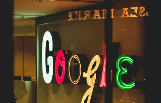 AI zaczyna mówić jak człowiek. Google wprowadza syntezator mowy