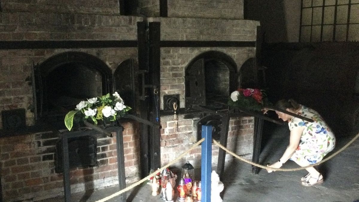 Krystyna Pawłowicz podczas wizyty w  muzeum w Stutthof