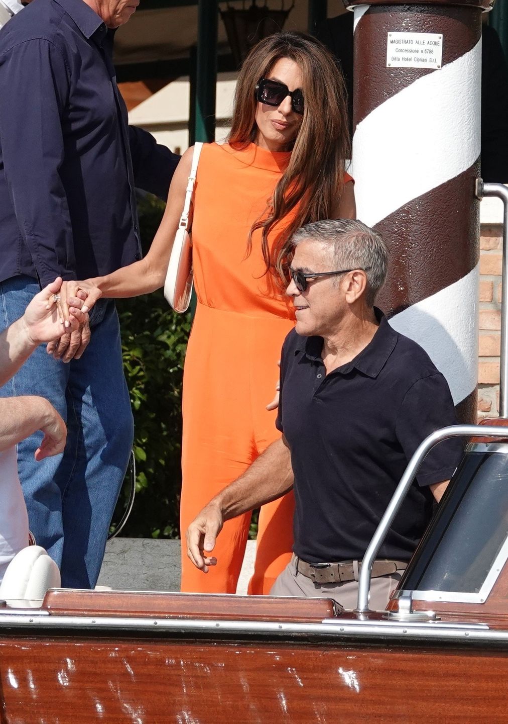 George i Amal Clooneyowie opuszczają Wenecję