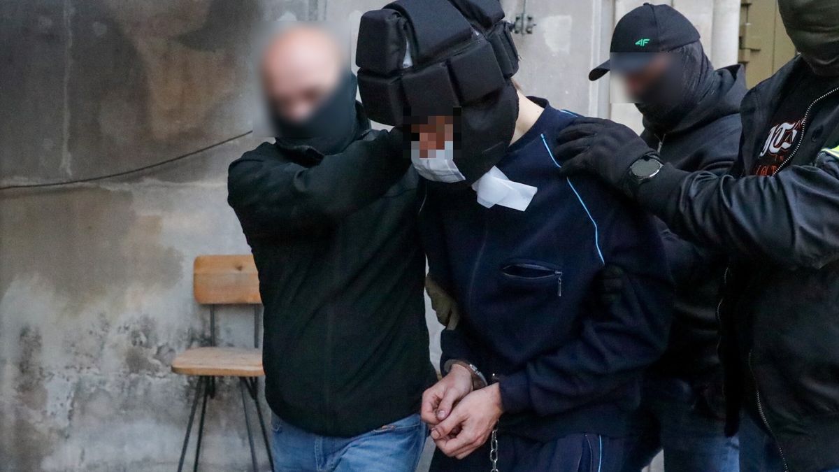 Mieszko R. wyprowadzony po przesłuchaniu
