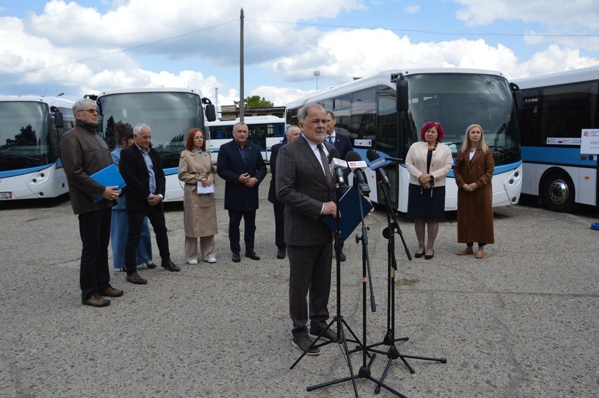Autobusy zaprezentował starosta Janusz Zarzeczny na spotkaniu z dziennikarzami