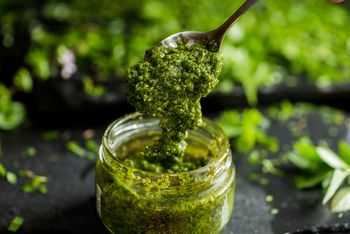 Nie wyrzucaj zwiędłej natki. Zrób domowe pesto z czosnkiem i oliwą