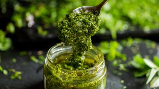 Nie wyrzucaj zwiędłej natki. Zrób domowe pesto z czosnkiem i oliwą