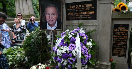 Tłumy ludzi i przejmujące słowa w Krakowie. Pożegnano Stuhra