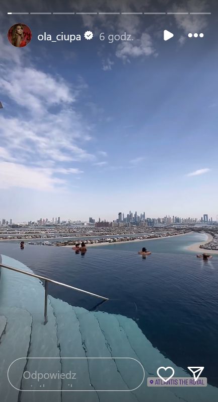 Ola Ciupa wygrzewa się na basenie w Dubaju
