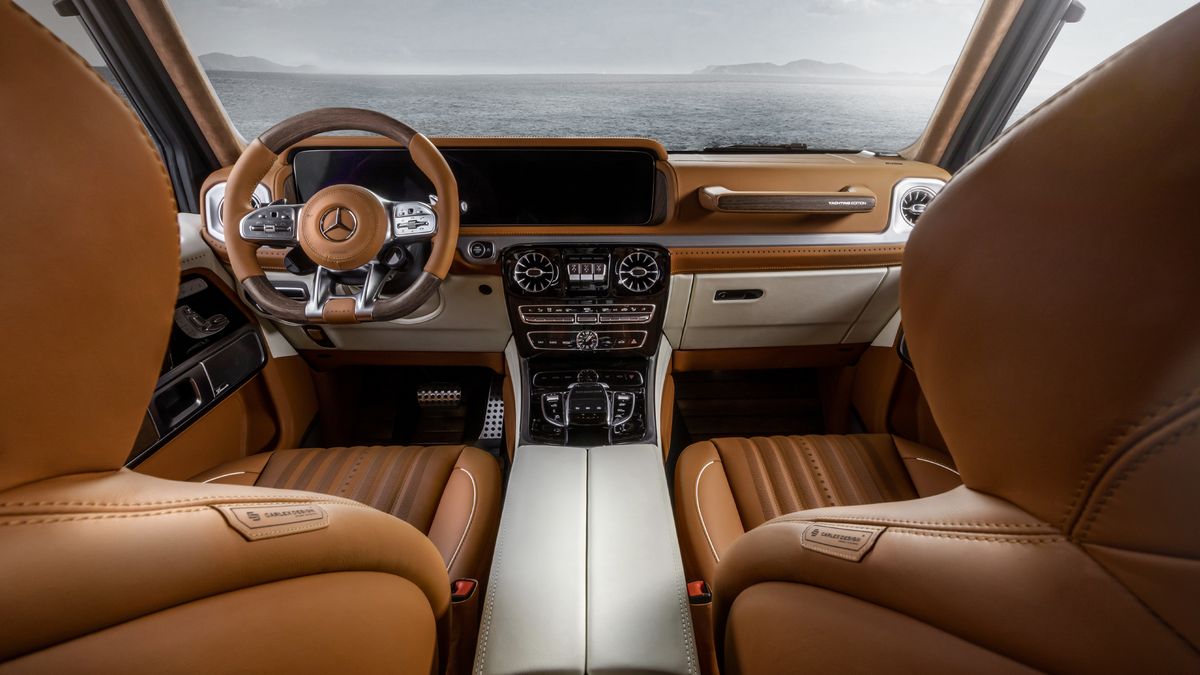 Skóra i drewno to wiodące elementy użyte w tym projekcie.