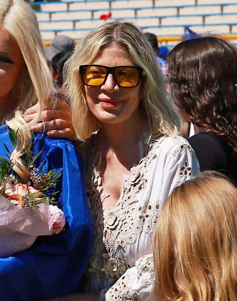 Tori Spelling i jej eksmąż na ceremonii zakończenia szkoły córki