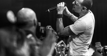 Rodzina Chestera Benningtona próbuje powstrzymać serię samobójstw po śmierci lidera Linkin Park