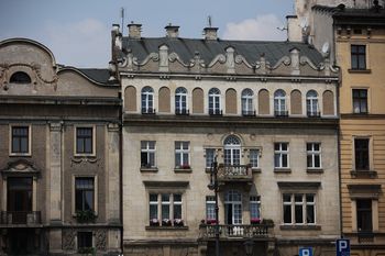 Okazałe i piękne kamienice w Krakowie czekają na fachowców, którzy przywrócą im blask. Trwają przetargi