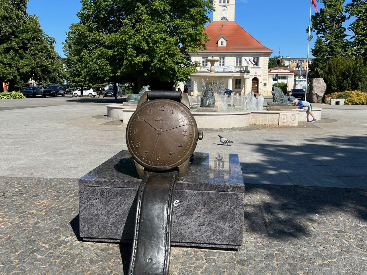 Błoński Rynek z pomnikiem zegarka