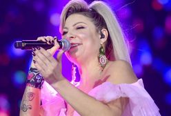 Magdalena Narożna wygina się przy poręczy. Ma na sobie tylko kusą piżamkę