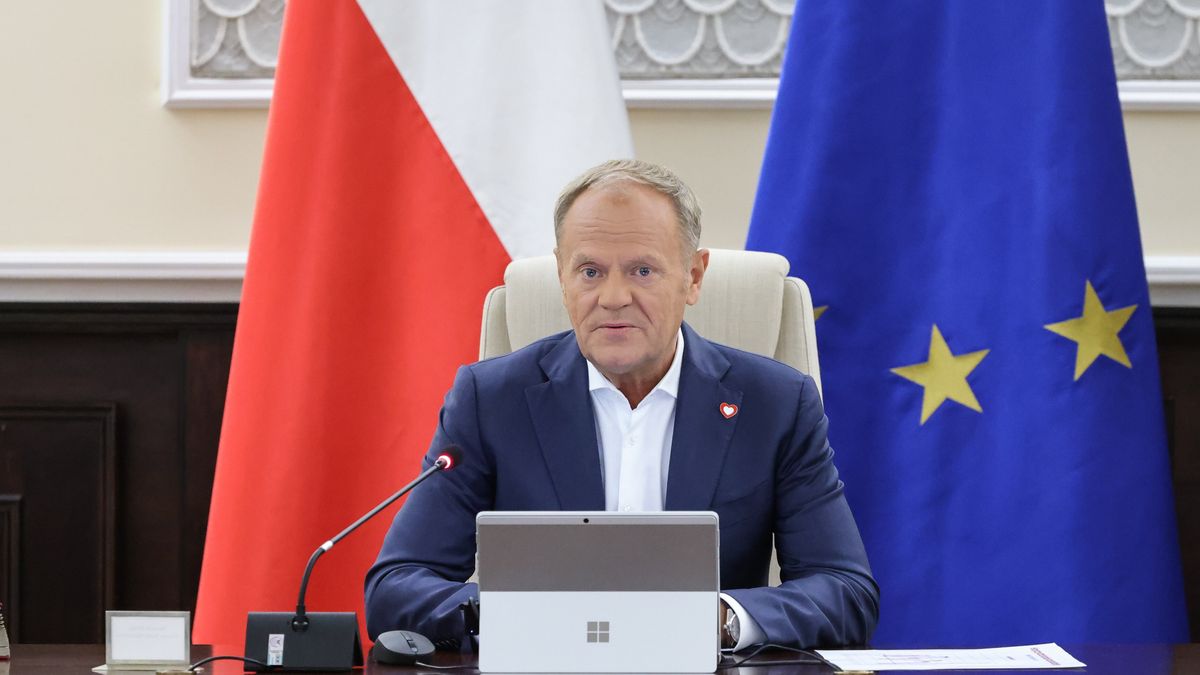 Warszawa, 30.09.2025. Premier Donald Tusk na posiedzeniu rządu w KPRM w Warszawie, 30 bm. Rada Ministrów zajmie się m.in. projektem ustawy mającym umożliwić sądom sprawniejsze rozpatrywanie spraw ?frankowych?. (mr) PAP/Albert Zawada