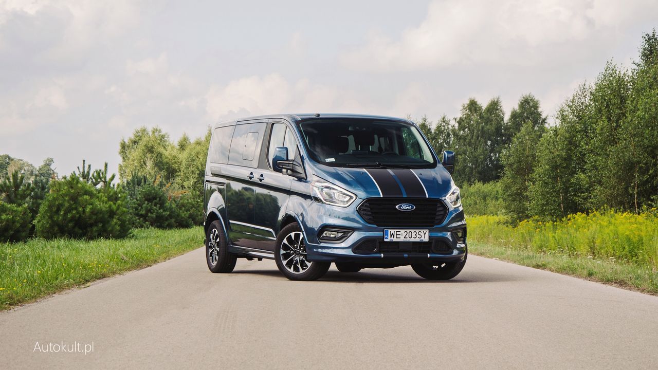 Ford Tourneo Custom Sport wygląda jak naprawdę sportowe auto. Tak ma być, choć w praktyce jest osobowym transporterem.