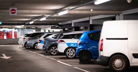 450 zł za najechanie kołem na linię. Taką karę serwuje jeden z operatorów parkingów