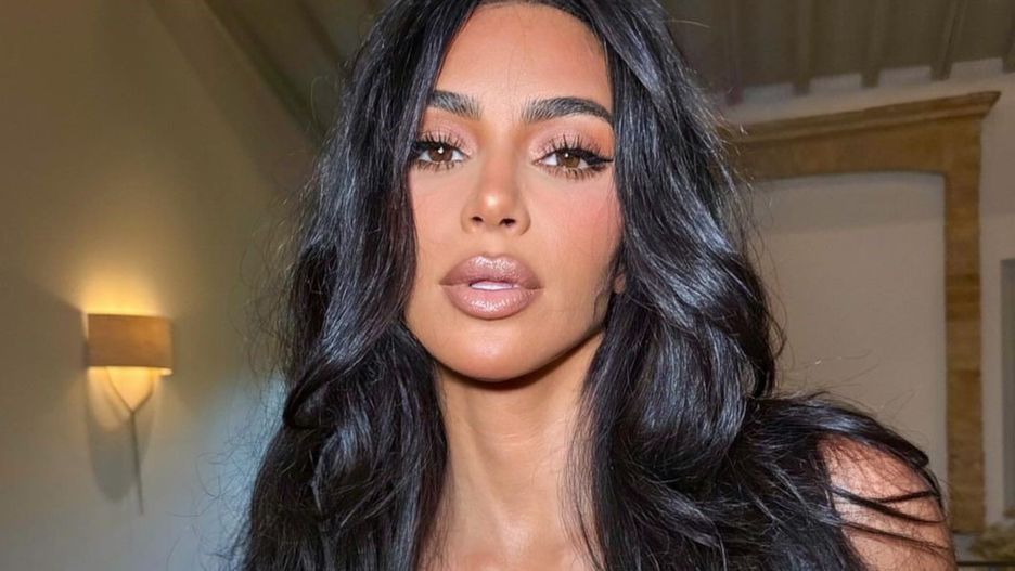 Kim Kardashian zapozowała w prześwitującej kreacji 