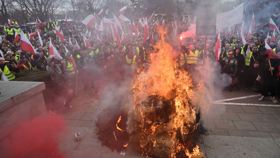 uczestnicy protestu
Wroc�aw, 15.02.2024. Protestuj�cy rolnicy blokuj� centrum Wroc�awia, 15 bm. Rolnicy kontynuuj� protesty. Ich powodem jest m.in. niedawna decyzja Komisji Europejskiej o przed�u�eniu bezc�owego handlu z Ukrain� do 2025 roku, a tak�e sprzeciw wobec prowadzonej przez Uni� Europejsk� polityki Zielonego �adu. (aldg) PAP/Maciej Kulczy�ski
***Zdj�cie do depeszy PAP pt. Wroc�aw/ Protest rolnik�w zosta� rozwi�zany przez organizatora***
Maciej Kulczy�ski
bezc�owy handel z Ukrain�, blokada, centrum miasta, ci�gnik, ci�gniki, c�o, handel, komisja, polityka, polityka unijna, protest, rolnictwo, rolnicy, rolnik�w, traktor, traktory, ue, unia europejska, Unii Europejskiej, zielony �ad, Zielony �ad, ogie�, opon, opony, palenie, urz�d