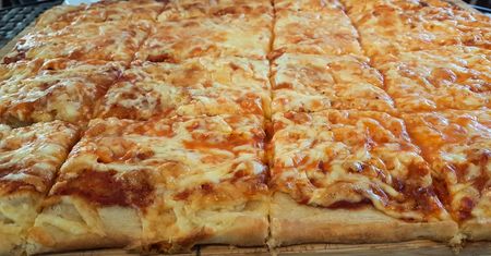 Domowa pizza z blaszki. Dziś już mało kto taką robi, a w latach 90. była hitem na kolację