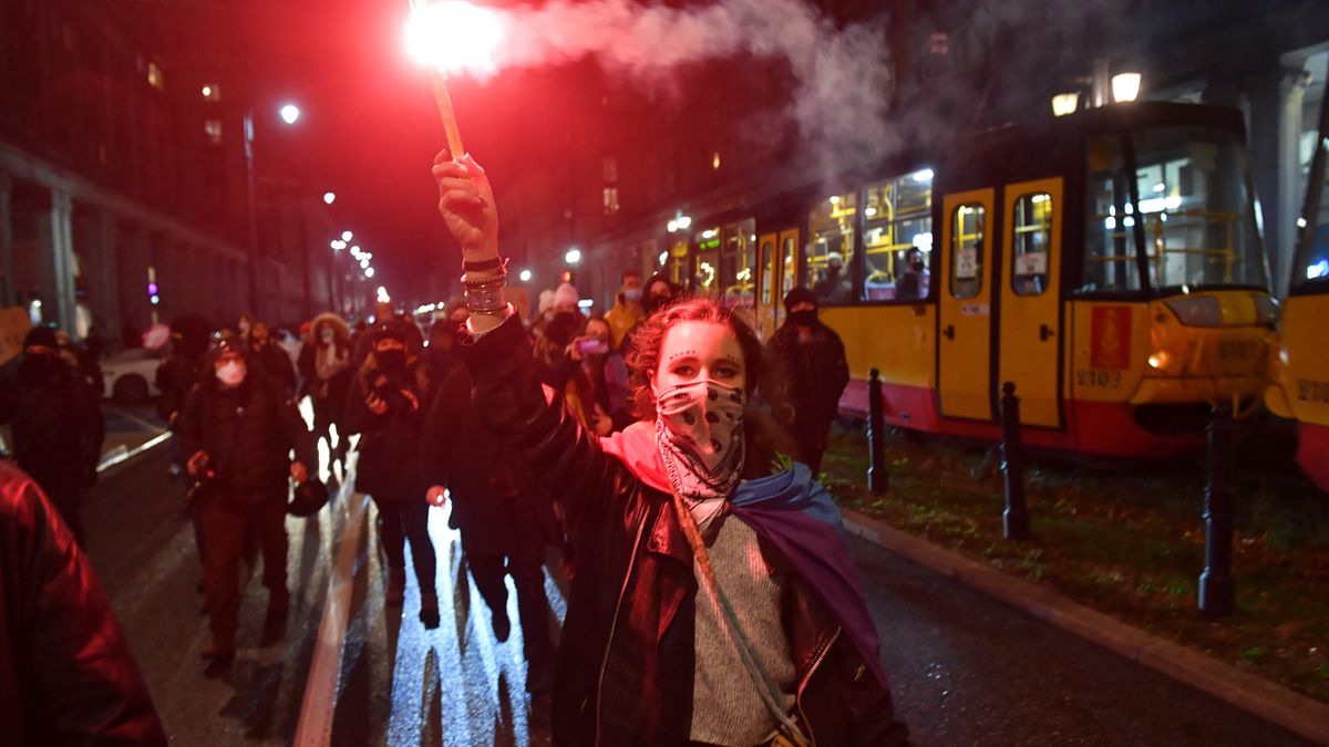 Policja interweniowała w sprawie protestujących przed budynkiem MEN