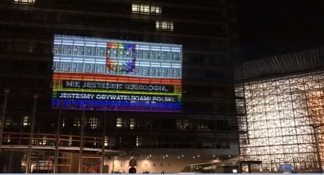 Tęczowa iluminacja na fasadzie budynku Komisji Europejskiej. To protest KPH przeciw "strefom wolnym od LGBT" w Polsce
