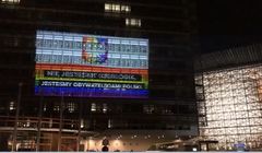 Tęczowa iluminacja na fasadzie budynku Komisji Europejskiej. To protest KPH przeciw "strefom wolnym od LGBT" w Polsce