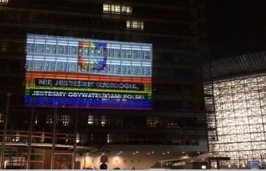 Tęczowa iluminacja na fasadzie budynku Komisji Europejskiej. To protest KPH przeciw "strefom wolnym od LGBT" w Polsce