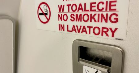 Zakaz palenia w samolotach. Dlaczego mimo to montuje się w nich popielniczki?