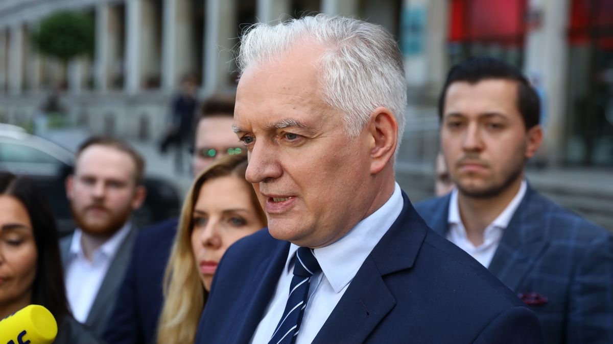 Warszawa, 10.08.2021. Lider Porozumienia Jarosław Gowin podczas konferencji prasowej przed siedzibą Ministerstwa Rozwoju, Pracy i Technologii w Warszawie, 10 bm. Premier Mateusz Morawiecki zwrócił się 10 bm. do prezydenta Andrzeja Dudy o odwołanie Jarosława Gowina z funkcji wicepremiera oraz ministra rozwoju, pracy i technologii. Gowin zapowiedział, że zarząd Porozumienia podejmie decyzję co dalej z obecnością polityków ugrupowania w Zjednoczonej Prawicy. (mr) PAP/Rafał Guz