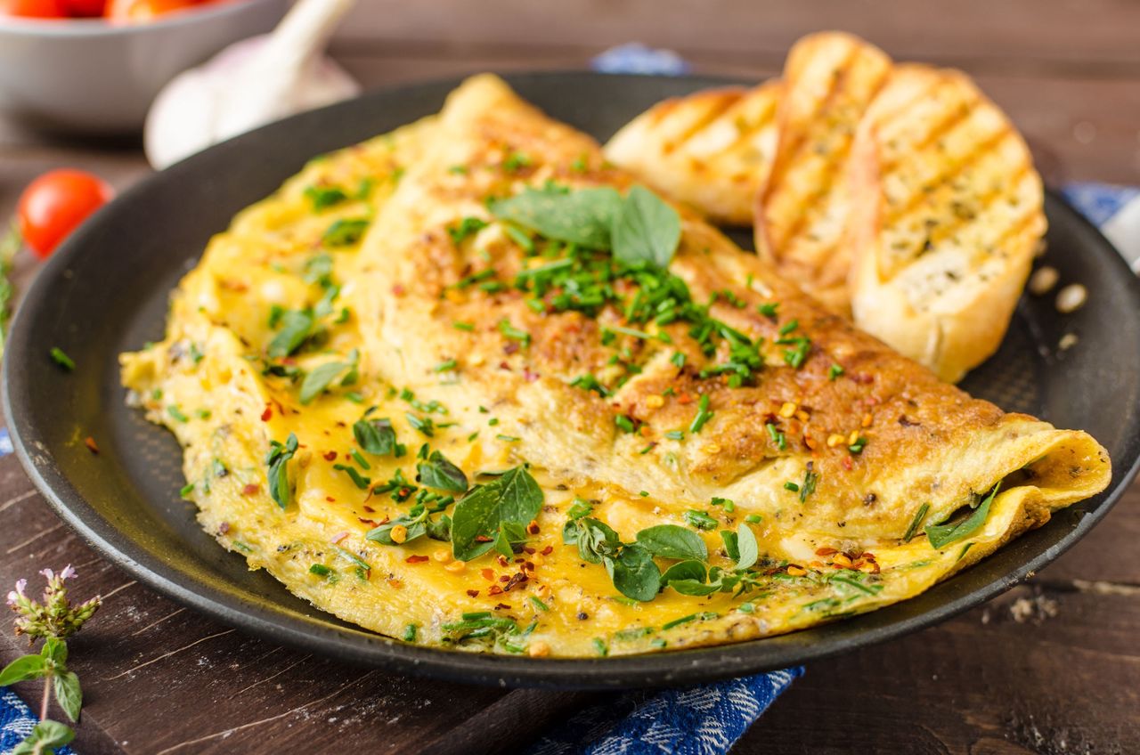 Omlet na słono to doskonała propozycja na pożywne śniadanie.