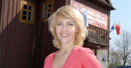 Tak dziś wygląda Wioletka z "Rancza". ODMIENIONA aktorka wyeksponowała dekolt na ściance (ZDJĘCIA)