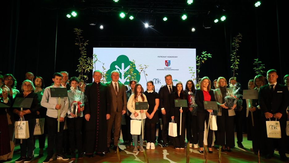 Przedstawiciele 16 szkół i organizacji odebrali sadzonki jabłoni pamięci bł. Rodziny Ulmów i wszystkich Polaków ratujących Żydów w czasie II wojny światowej i zasadzą w swoich miejscowościach.