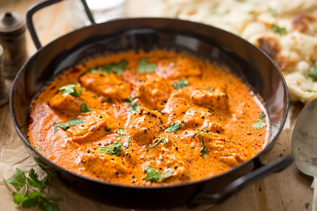 Chicken in curry can also be cut into smaller pieces.