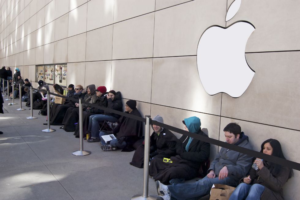 Zdjęcie kolejki pod Apple Store pochodzi z serwisu Shuterstock. Autor: jessicakirsh