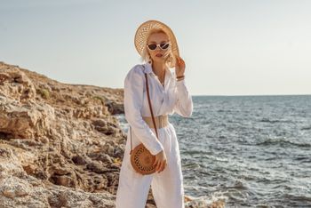 Moda na sierpień. Jak stylowo przetrwać ostatnie upały lata?