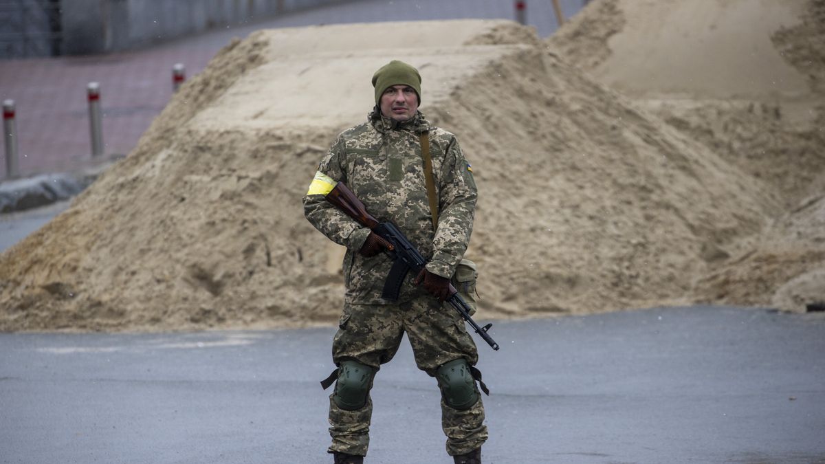 Ukraiński żołnierz podczas patrolu w Kijowie. Ukraińców wkrótce w walkach z agresorem mogą wesprzeć ochotnicy z innych krajów 
