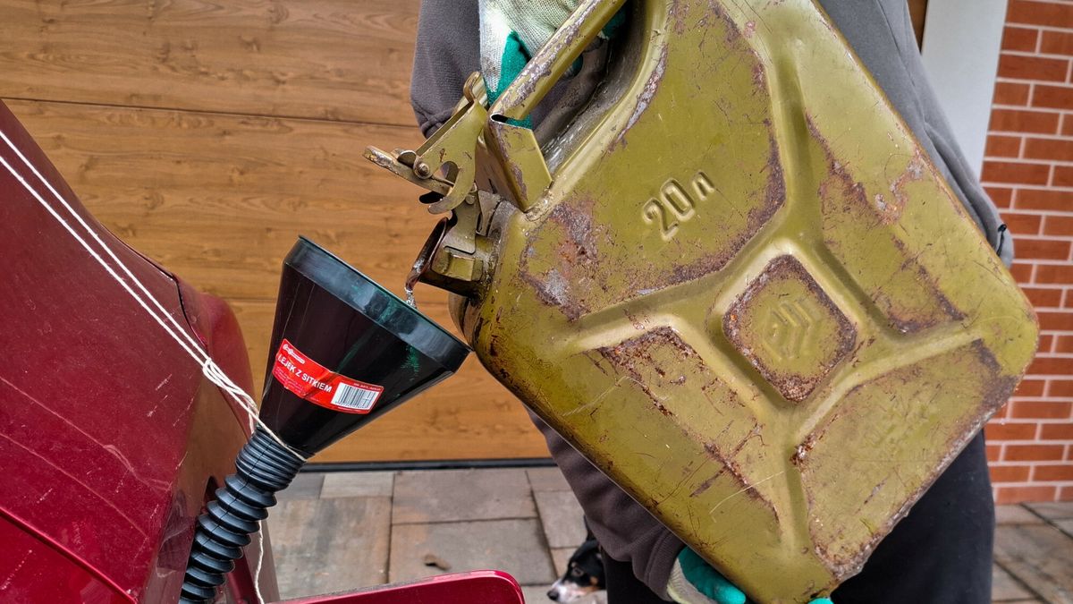 Reporter archiwum 2026 02
18.02.2026 Lodz. Ludzie boja sie wojny, robia zapasy paliwa. Co czas jakis uzupelniaja baki swoich samochodow z tychze wlanie zapasow zeby ow paliwo nie stalo sie przelezale. Fot. Piotr Kamionka/REPORTER
Piotr Kamionka/REPORTER