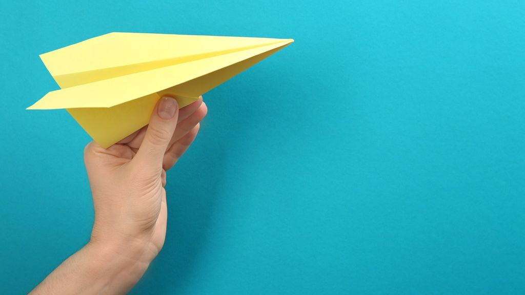 Samolot z papieru to popularna zabawka, znana od wielu pokoleń