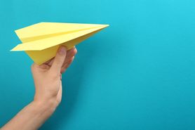 Samolot z papieru - jak go zrobić krok po kroku?