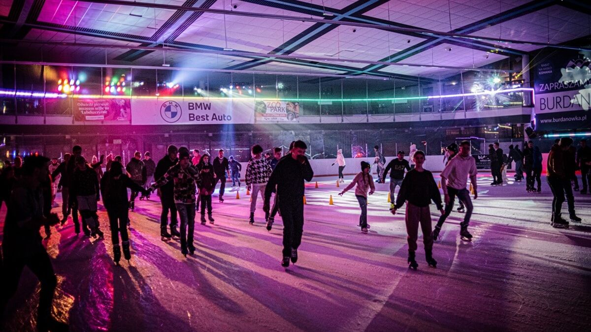 Nocna jazda na lodowisku Icemania