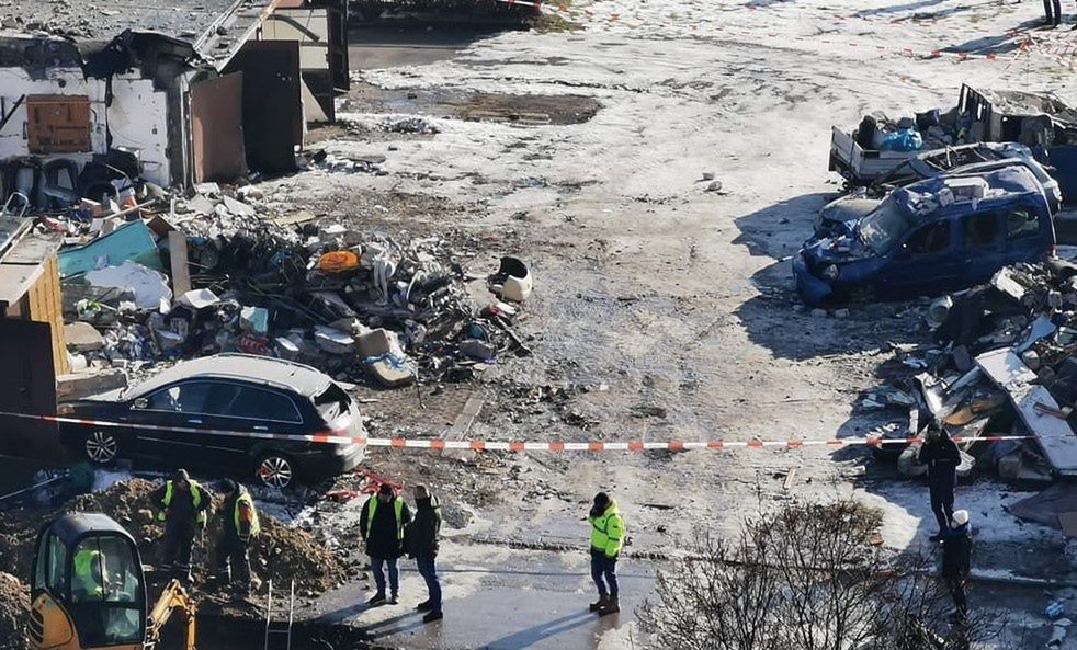 Śląskie. W wybuchu gazu w Sosnowcu uszkodzonych zostało kilkanaście pojazdów i 7 garaży. 