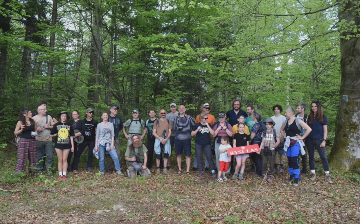 Mieszkańcy podczas spaceru w obronie Rysiego Lasu. Fot. Inicjatywa Dzikie Karpaty