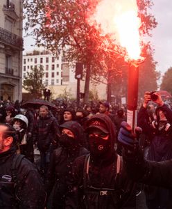 Zamieszki we Francji. Ponad 2 miliony osób na ulicach, policjant podpalony koktajlem Mołotowa